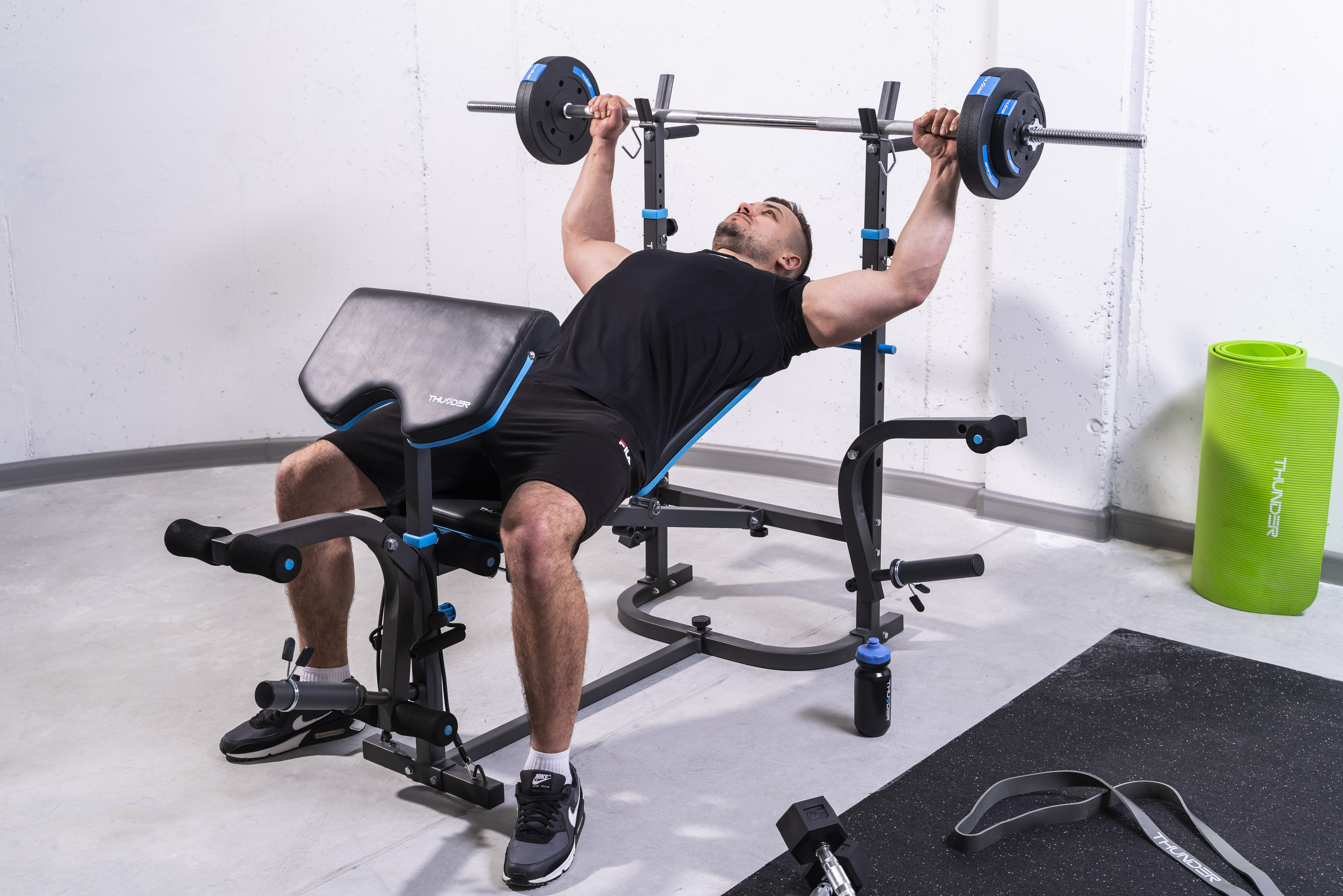 Homem a treinar numa elíptica num ambiente doméstico