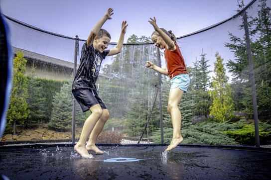 Crianças a brincar ao ar livre