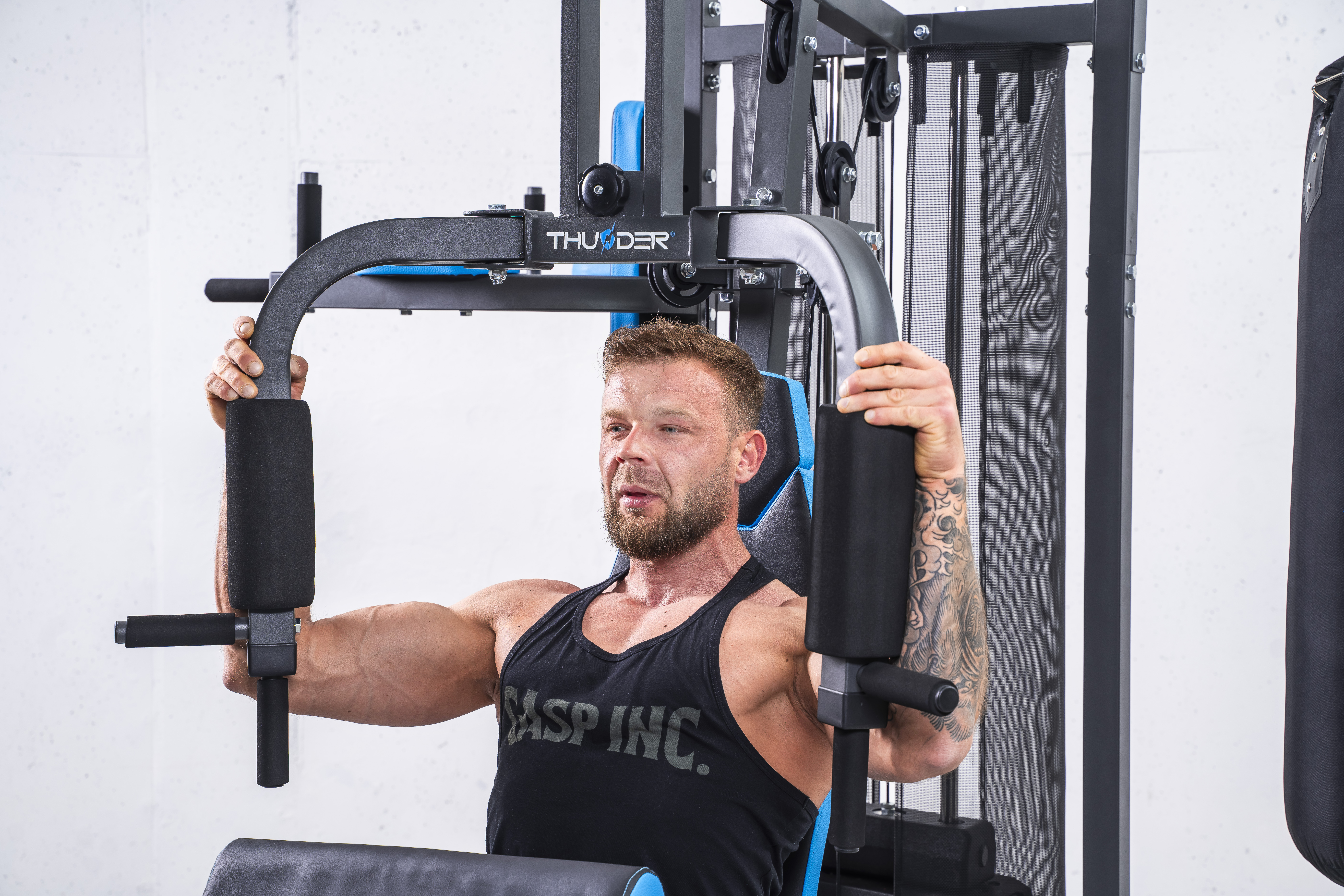 Pessoa a alongar num tapete de exercício em casa