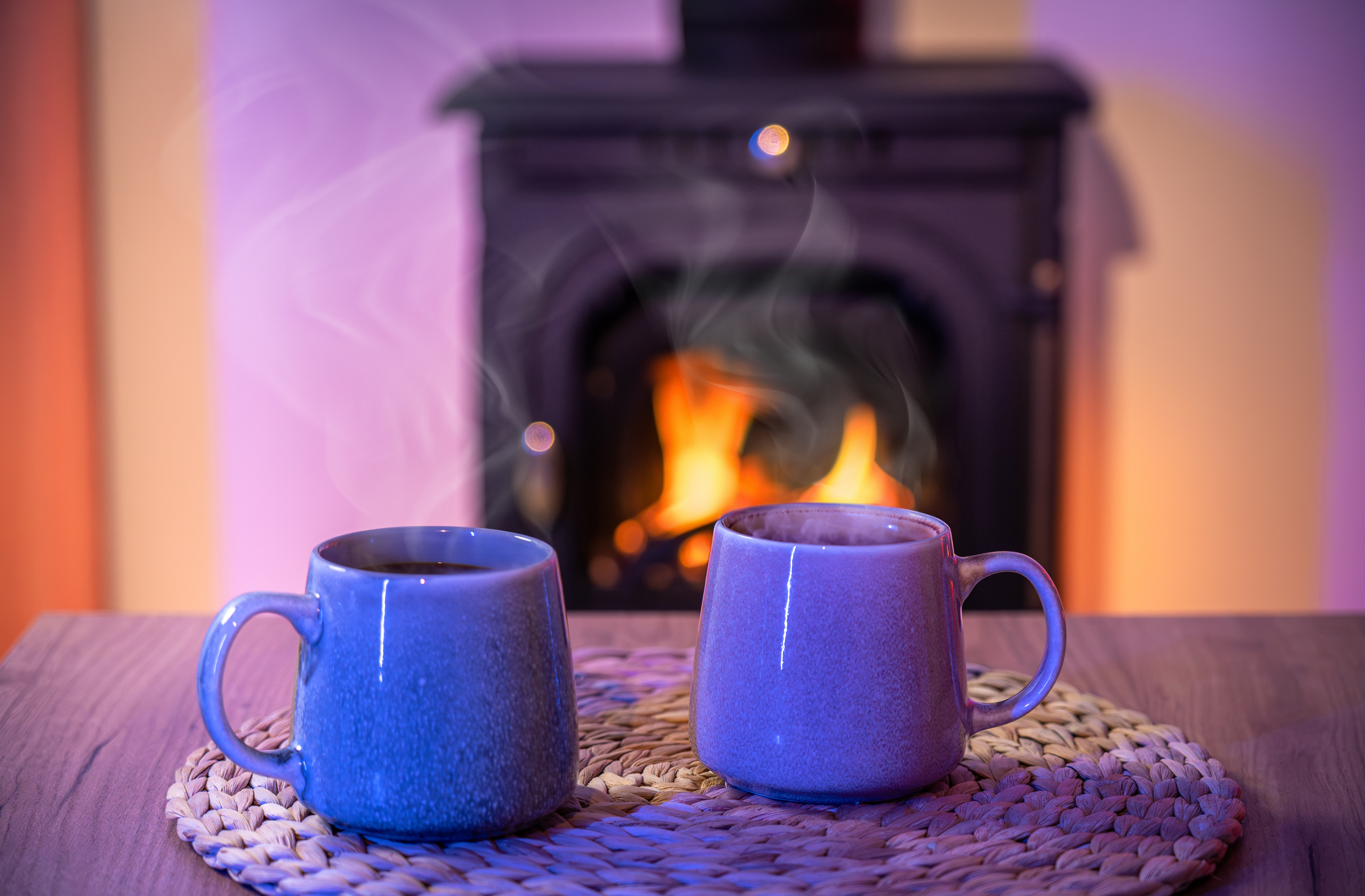 Casa com chaminé quente, símbolo de aquecimento eficiente